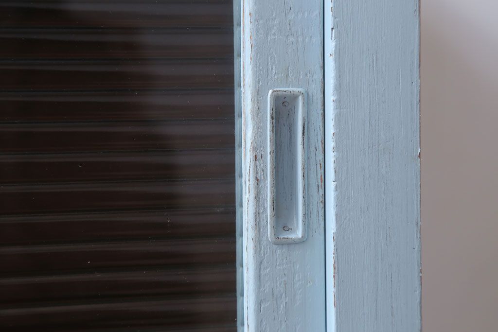 アンティーク家具　アンティーク　モールガラス入り!脚付きペイントサイドボード(収納棚)(2)