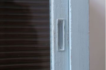 アンティーク家具　アンティーク　モールガラス入り!脚付きペイントサイドボード(収納棚)(2)