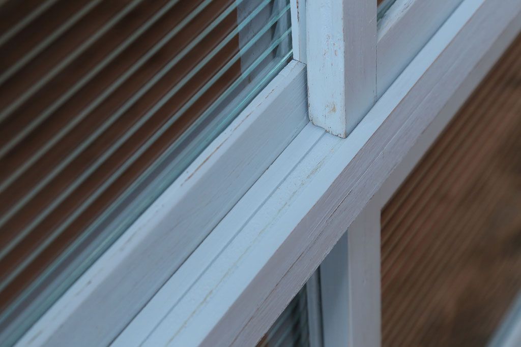 アンティーク家具　アンティーク　モールガラス入り!脚付きペイントサイドボード(収納棚)(2)