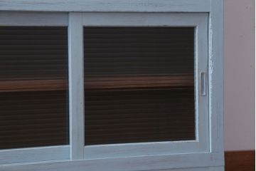 アンティーク家具　アンティーク　モールガラス入り!脚付きペイントサイドボード(収納棚)(2)