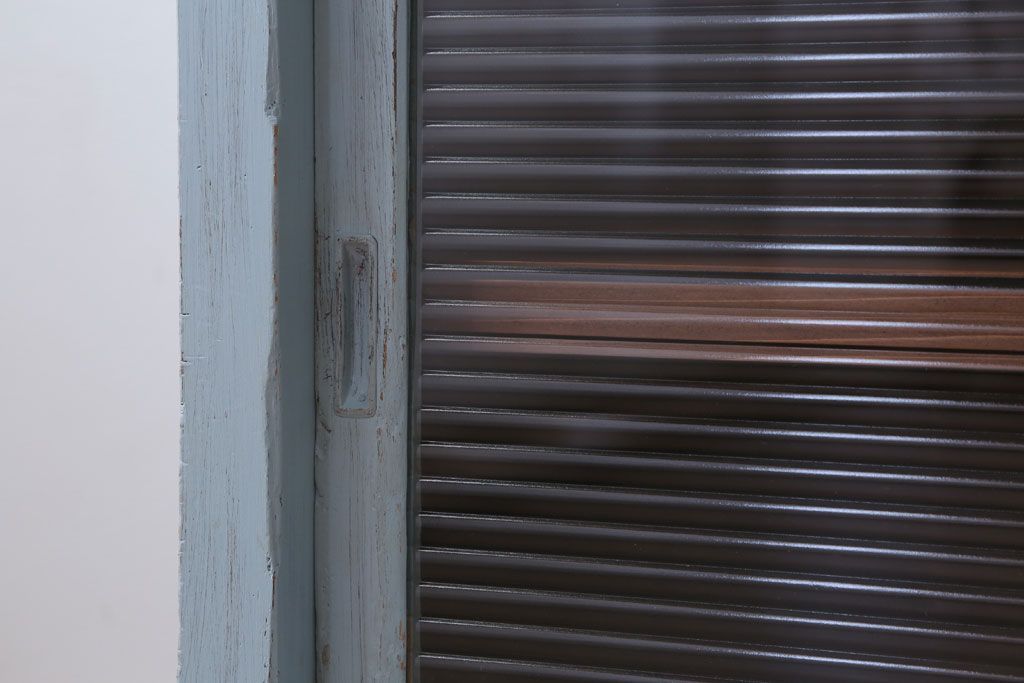 アンティーク家具　アンティーク　モールガラス入り!脚付きペイントサイドボード(収納棚)(2)