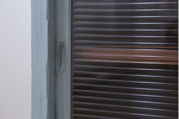 アンティーク家具　アンティーク　モールガラス入り!脚付きペイントサイドボード(収納棚)(2)