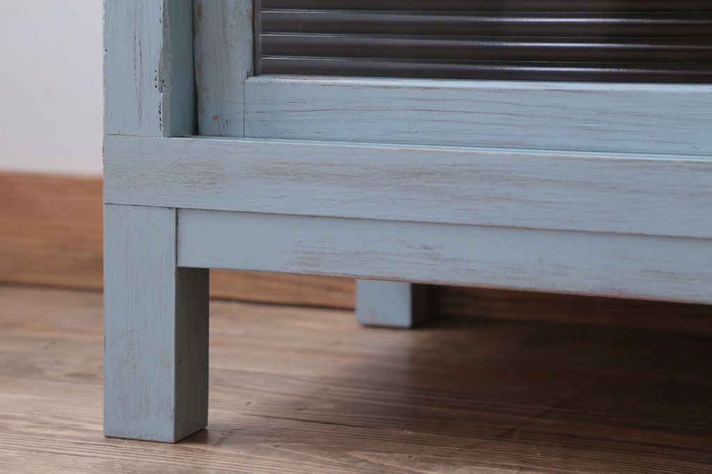 アンティーク家具　アンティーク　モールガラス入り!脚付きペイントサイドボード(収納棚)(2)