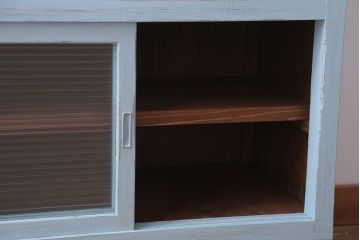 アンティーク家具　アンティーク　モールガラス入り!脚付きペイントサイドボード(収納棚)(2)