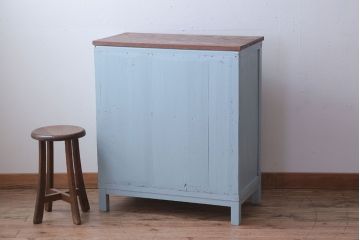 アンティーク家具　アンティーク　モールガラス入り!脚付きペイントサイドボード(収納棚)(2)