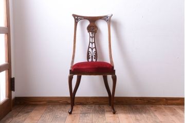 ヴィンテージ家具　イギリスビンテージ　透かし彫りが美しい木製チェア(1)