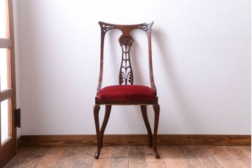 ヴィンテージ家具　イギリスビンテージ　透かし彫りが美しい木製椅子(1)
