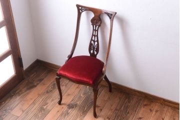 ヴィンテージ家具　イギリスビンテージ　透かし彫りが美しい木製椅子(2)