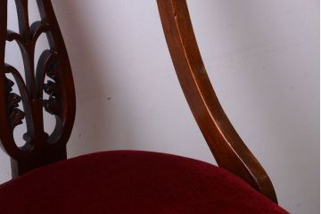 ヴィンテージ家具　イギリスビンテージ　透かし彫りが美しい木製椅子(2)