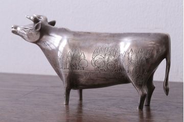 アンティーク雑貨　帖佐美行作　洋銀(銀900)製　「爽誘風想」　牛置物(オブジェ・オーナメント)
