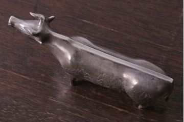 アンティーク雑貨　帖佐美行作　洋銀(銀900)製　「爽誘風想」　牛置物(オブジェ・オーナメント)