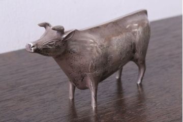 アンティーク雑貨　帖佐美行作　洋銀(銀900)製　「爽誘風想」　牛置物(オブジェ・オーナメント)