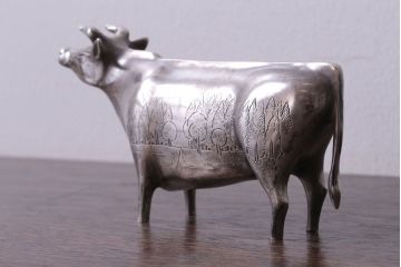 アンティーク雑貨　帖佐美行作　洋銀(銀900)製　「爽誘風想」　牛置物(オブジェ・オーナメント)