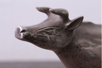 アンティーク雑貨　帖佐美行作　洋銀(銀900)製　「爽誘風想」　牛置物(オブジェ・オーナメント)