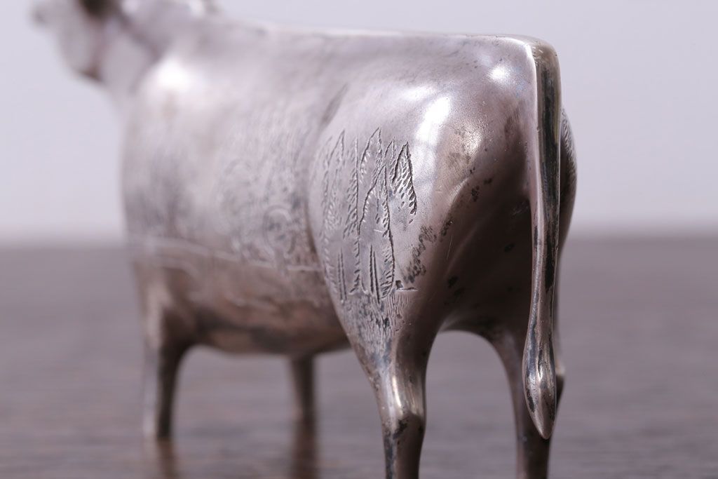 アンティーク雑貨　帖佐美行作　洋銀(銀900)製　「爽誘風想」　牛置物(オブジェ・オーナメント)