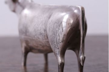 アンティーク雑貨　帖佐美行作　洋銀(銀900)製　「爽誘風想」　牛置物(オブジェ・オーナメント)