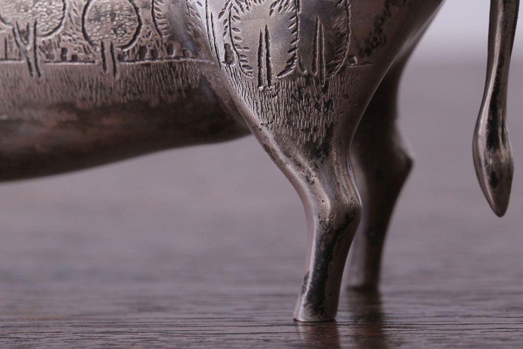 アンティーク雑貨　帖佐美行作　洋銀(銀900)製　「爽誘風想」　牛置物(オブジェ・オーナメント)