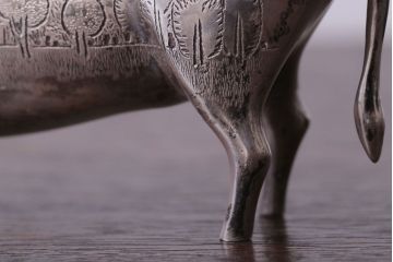 アンティーク雑貨　帖佐美行作　洋銀(銀900)製　「爽誘風想」　牛置物(オブジェ・オーナメント)
