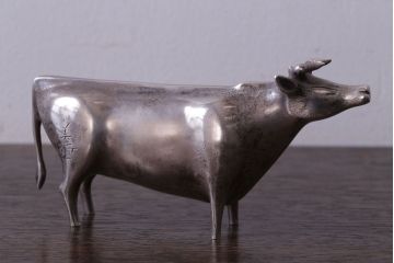 アンティーク雑貨　帖佐美行作　洋銀(銀900)製　「爽誘風想」　牛置物(オブジェ・オーナメント)