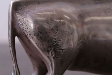 アンティーク雑貨　帖佐美行作　洋銀(銀900)製　「爽誘風想」　牛置物(オブジェ・オーナメント)