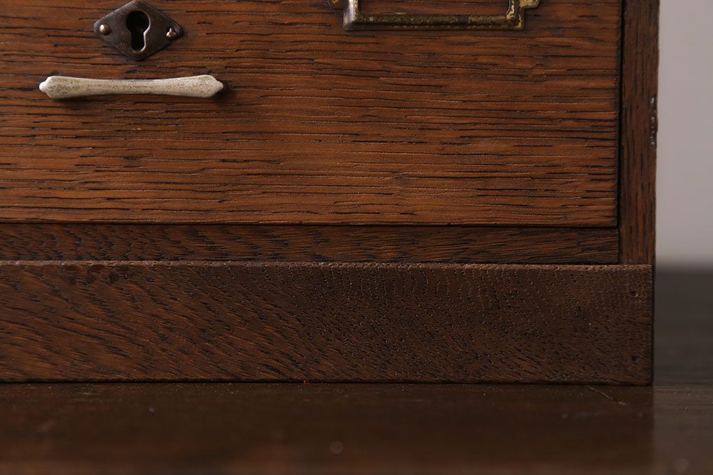 レトロ家具　昭和レトロ　ネームプレート付き!古いナラ材のアンティーク小引き出し(2)