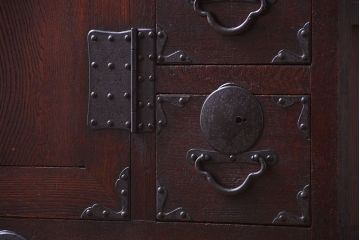 アンティーク家具　古民具・骨董　明治期　重厚な金具のアンティーク帳場箪笥