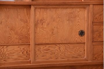 中古　民芸家具　屋久杉製の上品な木味戸棚(飾り棚・収納棚)
