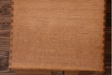 レトロ家具　昭和レトロ　ネームプレート付き!古いナラ材製のアンティーク小引き出し