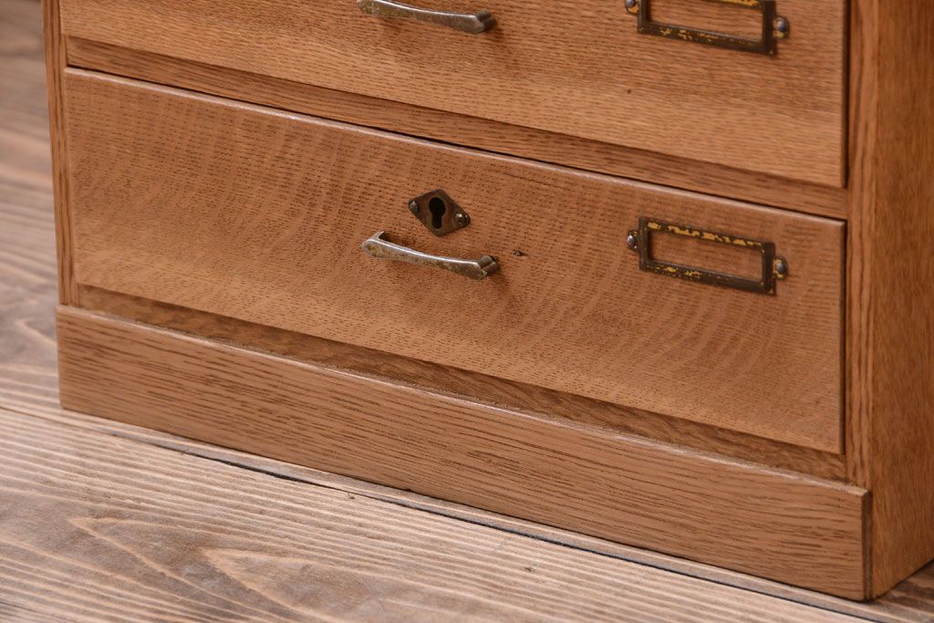 レトロ家具　昭和レトロ　ネームプレート付き!古いナラ材製のアンティーク小引き出し