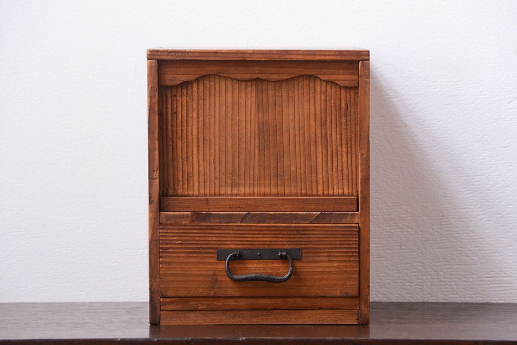 アンティーク家具　和製アンティーク　古い木味の小引き出し(戸棚)