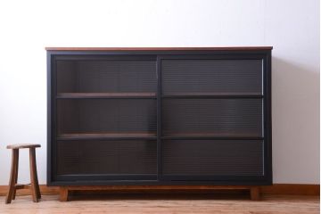 アンティーク家具　アンティークペイント　モールガラス戸の脚付きリメイク戸棚(収納棚)