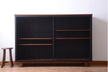 アンティーク家具　アンティークペイント　モールガラス戸の脚付きリメイク戸棚(収納棚)