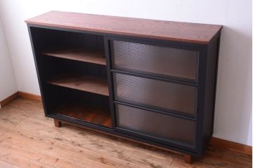 アンティーク家具　アンティークペイント　モールガラス戸の脚付きリメイク戸棚(収納棚)