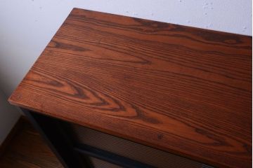 アンティーク家具　アンティークペイント　モールガラス戸の脚付きリメイク戸棚(収納棚)