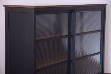 アンティーク家具　アンティークペイント　モールガラス戸の脚付きリメイク戸棚(収納棚)