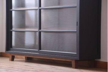 アンティーク家具　アンティークペイント　モールガラス戸の脚付きリメイク戸棚(収納棚)