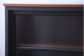 アンティーク家具　アンティークペイント　モールガラス戸の脚付きリメイク戸棚(収納棚)