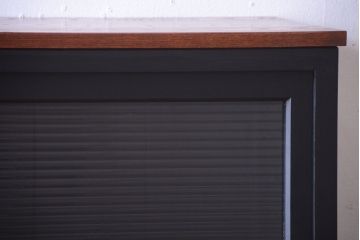 アンティーク家具　アンティークペイント　モールガラス戸の脚付きリメイク戸棚(収納棚)