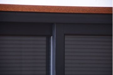 アンティーク家具　アンティークペイント　モールガラス戸の脚付きリメイク戸棚(収納棚)