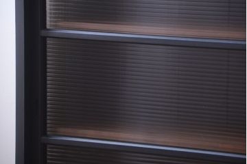 アンティーク家具　アンティークペイント　モールガラス戸の脚付きリメイク戸棚(収納棚)