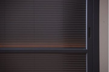 アンティーク家具　アンティークペイント　モールガラス戸の脚付きリメイク戸棚(収納棚)