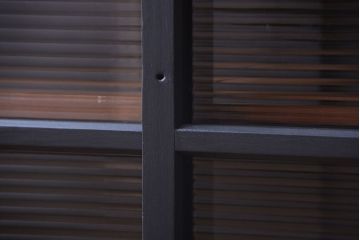 アンティーク家具　アンティークペイント　モールガラス戸の脚付きリメイク戸棚(収納棚)
