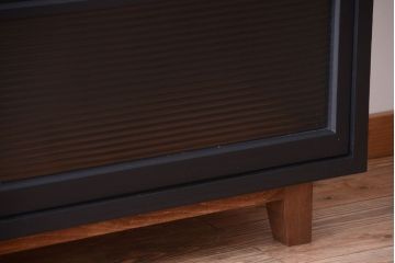 アンティーク家具　アンティークペイント　モールガラス戸の脚付きリメイク戸棚(収納棚)