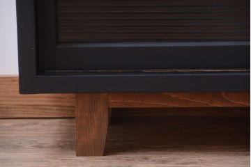 アンティーク家具　アンティークペイント　モールガラス戸の脚付きリメイク戸棚(収納棚)