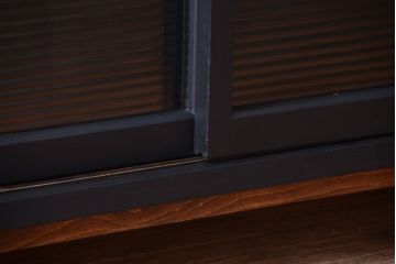 アンティーク家具　アンティークペイント　モールガラス戸の脚付きリメイク戸棚(収納棚)