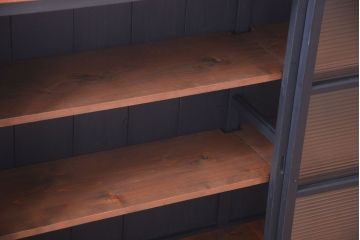 アンティーク家具　アンティークペイント　モールガラス戸の脚付きリメイク戸棚(収納棚)