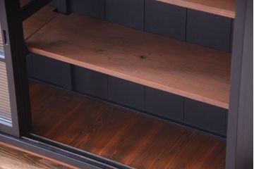 アンティーク家具　アンティークペイント　モールガラス戸の脚付きリメイク戸棚(収納棚)