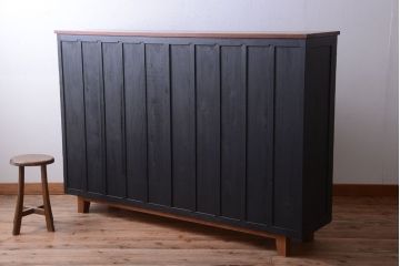 アンティーク家具　アンティークペイント　モールガラス戸の脚付きリメイク戸棚(収納棚)