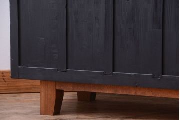 アンティーク家具　アンティークペイント　モールガラス戸の脚付きリメイク戸棚(収納棚)