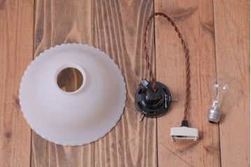 アンティーク雑貨　昭和レトロ　ミルクガラスシェードのアンティークペンダントライト(1)